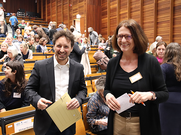 Prof. Dr. Michael Komorek, Prorektor der EHB (l.) und Dr. Astrid Krahl, DGHWi (r.)