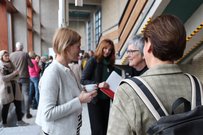 Professorin Dr. Birte Platow (TU Dresden, vorne links) im Gespräch mit Teilnehmenden der Tagung