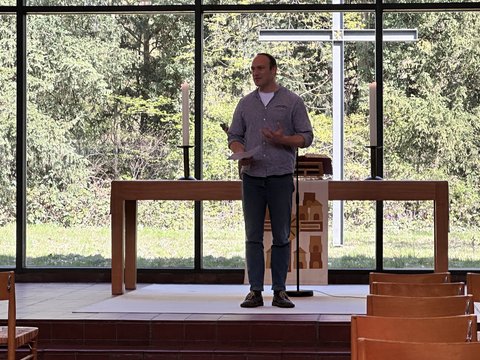 Person spricht in der Kirche vor dem Altar