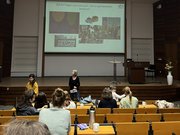 Dorit Schüler und Dr. Dagmar Kubanski vor Publikum