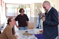 Am Stand der religionspädagogischen Studiengänge. Foto:EHB