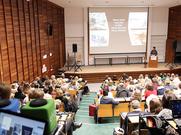 Prof.in Billie Hunter mit ihrem Vortrag: "Sustainable midwifery: Taking the long view"