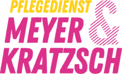 Das Bild zeigt das Logo des Pflegedienstes Meyer und Kratzsch. Der Schriftzug ist in den Farben gelb und pink gestaltet.
