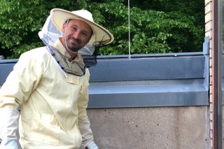 Prorektor Michael Komorek beim Imkern auf dem Dach der EHB