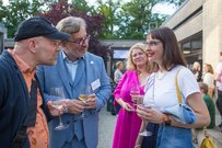 Kanzler Andreas Flegl im Gespräch mit der Kanzlerin der ASH Berlin, Jana Einsporn, (rechts) und weiteren Gästen