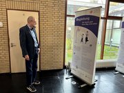 Prof. Dr. Sebastian Schröer-Werner (Präsident der EHB) liest angeregt die Schautafeln. Foto: EHB