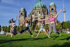 Studie-Jump vor dem Dom in Berlin
