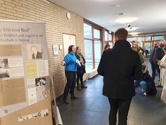 Prof. Dr. Anke Dreier-Horning (l.) führt die Studierenden durch die Ausstellung