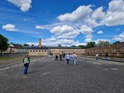 Blick auf die Gebäude der Gedenkstätte Ravensbrück 
