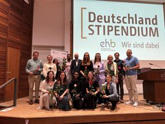 Gruppenbild von Stipendiat:innen und Fördernden zusammen mit Prof. Dr. Sebastian Schröer-Werner, Präsident der EHB (m.), auf dem Podium des Auditorium Maximum der EHB. Foto: EHB