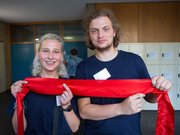 Theresa Rauch und Marcel Haischmann aus dem studentisches Team mit dem roten Band