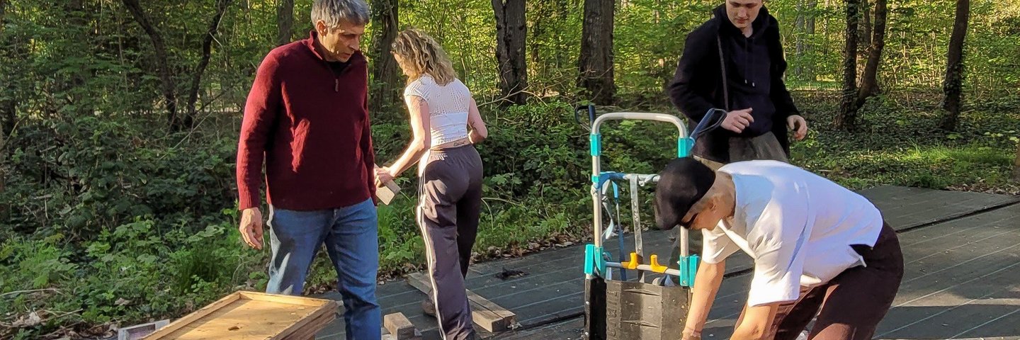 Projektteam beim Aufbau der Bienenstöcke. Headerbild für die Webseite eh.bienen