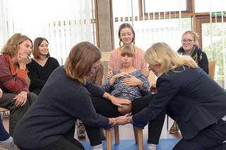 Praxistraining: Studierende üben den Ablauf einer Geburt