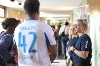 Beratung am Stand des Immatrikulationsamts. Foto:EHB
