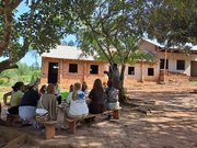Besuch einer Grundschule im Fischerdorf Kasanje.
