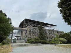 EHB-Hauptgebäude (F) mit Notdach während der energetischen Sanierung im Juni 2021