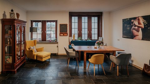 Zimmer mit Tisch und Stühlen