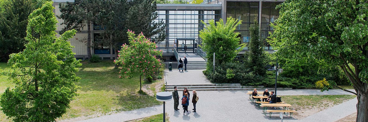 Blick aus der Vogelperspektive auf den "Martplatz" zwischen dem Haupt- und dem Bibliotheksgebäude der EHB.