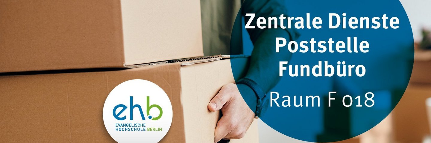 Foto mit gestapelten Pappkartons und Info-Sticker Zentrale Dienste und Poststelle