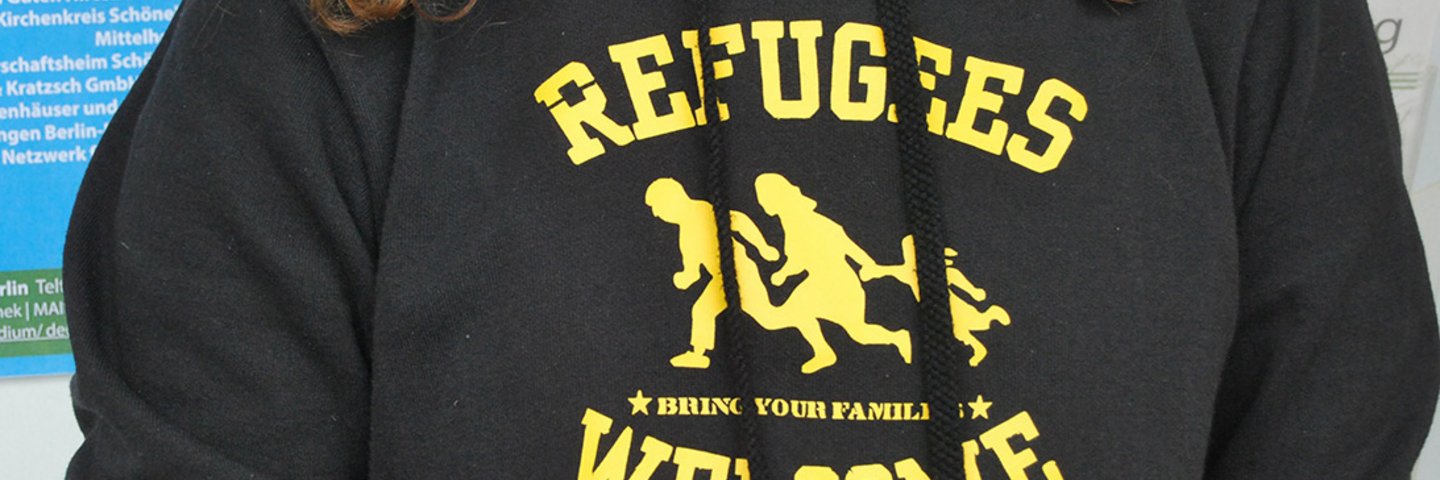 Ausschnitt Hoodie mit Logo Refugees Welcome