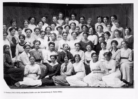 First course of the women's school 'Innere Mission" (1913-1915). Principal, Countess Berta von der Schulenburg (2nd row, 5th from the left).