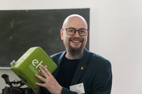 Rektor der EHB mit EHB-Würfelmikro