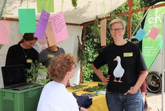 Prof.in Dr. Rebekka Streck mit Studierenden am EHB-Stand zur Projektvorstellung "Gemeinsam Stadtnatur erleben und soziale Teilhabe praktisch ermöglichen" am 3. Juli 2026