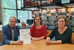 Memorandum unterzeichnet: Rektor Prof. Dr. Sebastian Schröer-Werner, Prof'in Dr. Anne Wihstutz, Studiengang Kindheitspädagogik, Tanja Reith, Referentin für Internationales (v. l. n. r.)