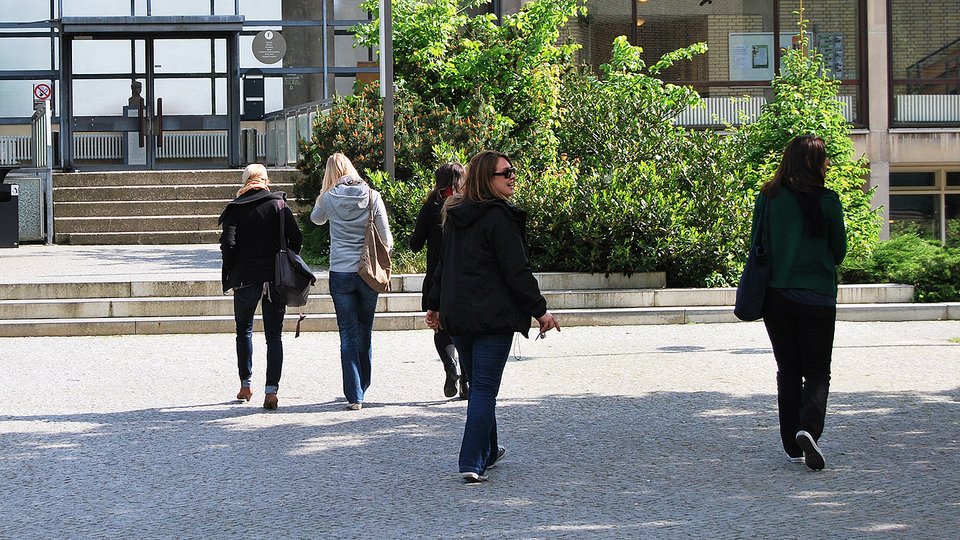 Studierende auf dem EHB-Marktplatz