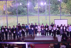 Gruppenfoto auf dem Podium der Kirche "Zur Heimat"
