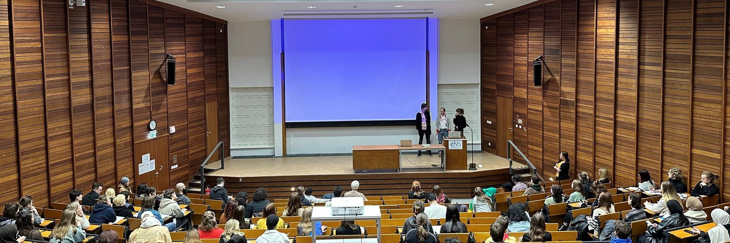 Hörsaal Audimax mit Studierenden