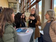 Madeleine Hampel und Dr. Dagmar Kubanski aus dem Gleichstellungsrat im Gespräch mit Studierenden
