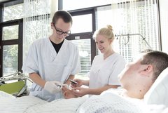 Praktisches Training im SkillsLab des Pflegestudiengangs Bachelor of Nursing an der EHB