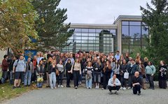 Studierende vor dem Hauptgebäude 2024