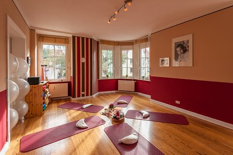 Gemütlicher Raum mit Matten auf dem Boden für Übungen