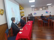 Eröffnung: Tarmo Dix, stellvertretender Botschafter, Diego Tamayo, international Office UMSA, Dr. Marcela Molina, Direktorin Soziale Arbeit (am Rednerpult)