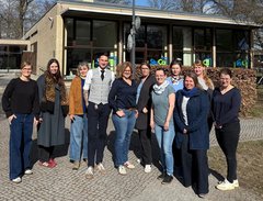 Prof.in Dr. Sandra Altmeppen (5. von links) und Dr. Jana Rückmann (links) zusammen mit den Mentor:innen aus Berliner und Brandenburger Pflege- und Gesundheitsschulen.
