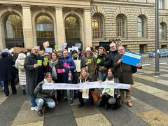 Gruppe mit Kanzler vor den Berliner Abgeordnetenhaus