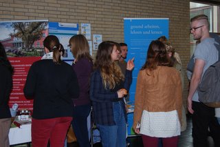 Studierende auf der Praxismesse Gesundheit 