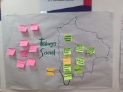 Wandzeitung mit Ergebnissen der Gruppenarbeit zu Gemeinsamkeiten und Unterschieden Sozialer Arbeit.