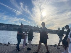 Studierende in Budapest am Ufer der Donau