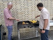 Die Grillmaster: Prof. Dr. Sven Lück (BoN) und Vizepräsident Prof. Dr. Michael Komorek (rechts). Foto: PÖA/EHB
