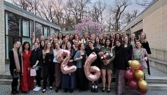 Gruppenbild der Absolvent:innen Hebammenwissenschaft 2026