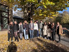 Gruppenfoto mit Studierenden der Hochschule Burgenland und Prof.in Dr. Rebekka Streck (m.) und Stephanie Palm (r.). Foto: EHB