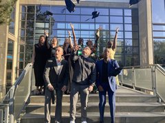 Absolvent:innen BoN vor dem Hauptgebäude