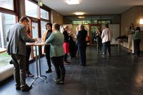 Pausengespräche im Flur: Dr. Lukas, Hochschule für angewandte Wissenschaften Würzburg-Schweinfurt und Frau Dienst, Integrationsbeauftragte (vorne links)<br />
<br />
