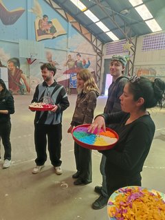 Studierende verteilen bunte Blüten als Teil des Rituals