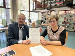 Unterzeichnung des Memorandums of Understanding: Prof. Dr. Sebastian Schröer-Werner, Rektor der EHB, und Tanja Reith, Referentin für Internationales.