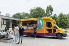 Gelber Food Truck des studierendenWERK auf dem EHB-Campus