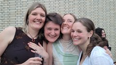 Glückliche Absolventinnen des Abschlussjahrgangs Hebammenwissenschaft 2026 